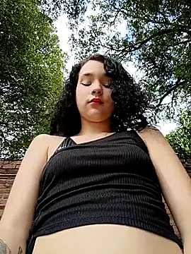 Snapshot of sweet_outdoor_charm chatting on November 23, 7:35 pm sweet outdoor charm online show from November 23, 7:35 pm