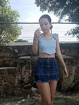 Snapshot of sweet_outdoor_charm chatting on December 18, 2:12 pm sweet outdoor charm online show from December 18, 2:12 pm