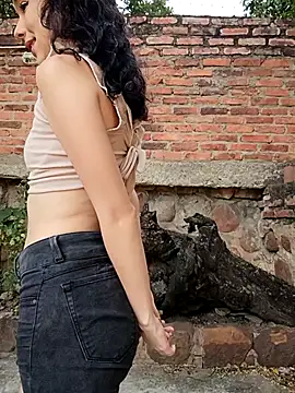 sweet outdoor charm online show from February 25, 7:45 pm