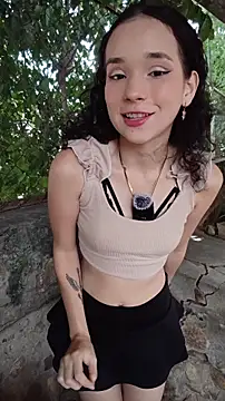 Snapshot of sweet_outdoor_charm chatting on June 18, 4:44 pm sweet outdoor charm online show from June 18, 4:44 pm