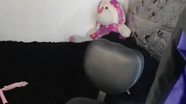 Snapshot of skinny_sweet2411 chatting on December 3, 4:09 am skinny sweet2411 online show from December 3, 4:09 am