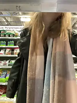 Snapshot of Sunny___Bunny chatting on November 16, 6:41 am Sunny Bunny online show from November 16, 6:41 am