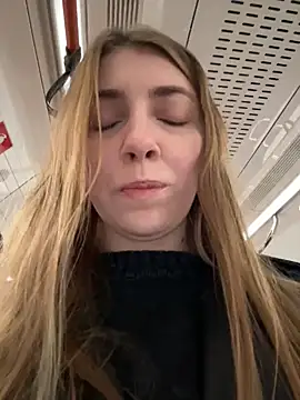 Snapshot of Sunny___Bunny chatting on December 4, 9:51 am Sunny Bunny online show from December 4, 9:51 am