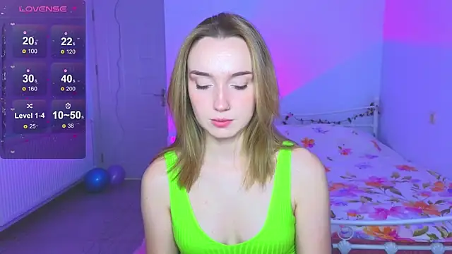 Snapshot of Wild_Sophie_ chatting on December 17, 4:57 pm Wild Sophie online show from December 17, 4:57 pm