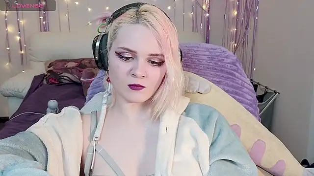 One Moment  online show from January 31, 2:48 am