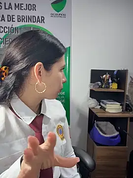 Snapshot of Alysson-- chatting on May 25, 2:12 pm Alysson-- online show from May 25, 2:12 pm