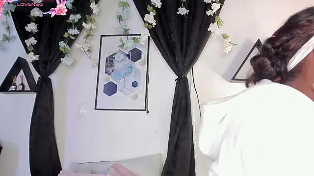 Khenta Michells online show from May 5, 10:34 am