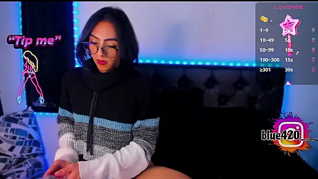 Snapshot of Skyler__blue4 chatting on December 6, 11:03 pm Skyler blue4 online show from December 6, 11:03 pm