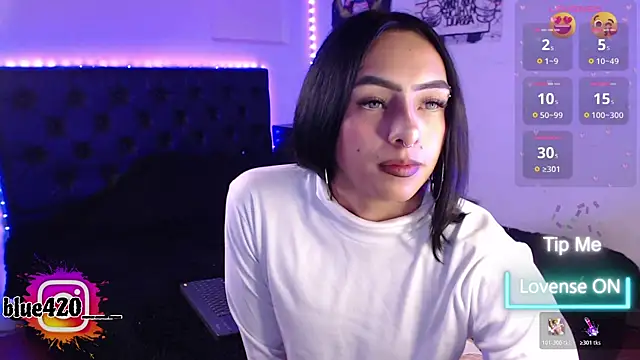 Snapshot of Skyler__blue4 chatting on November 11, 10:43 pm Skyler blue4 online show from November 11, 10:43 pm