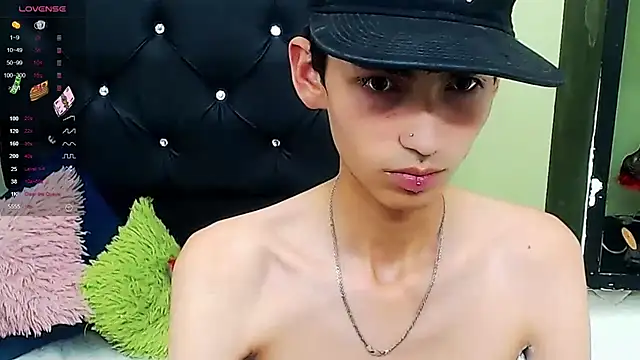 Snapshot of ttimy_x_boy chatting on January 21, 2:43 am ttimy x boy online show from January 21, 2:43 am