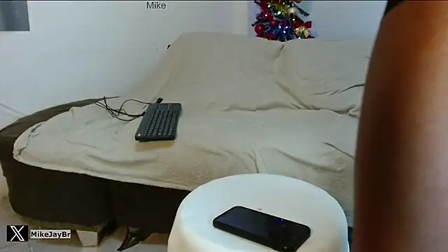 Snapshot of mikejaybra chatting on December 17, 6:35 am mikejaybra online show from December 17, 6:35 am