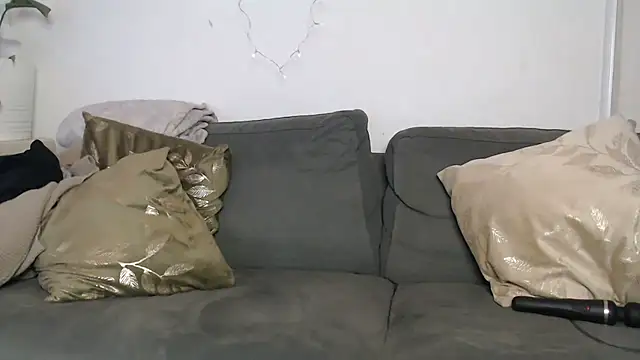 Snapshot of IntiMia chatting on December 19, 4:02 pm IntiMia online show from December 19, 4:02 pm