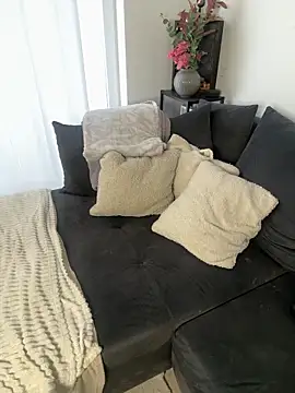 IntiMia online show from March 5, 8:10 am