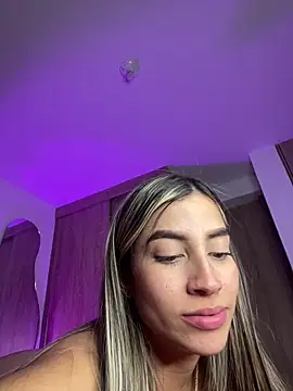 Snapshot of Issabela_G1 chatting on December 15, 9:45 am Issabela G1 online show from December 15, 9:45 am