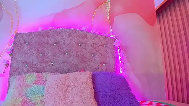 Snapshot of Bella__sweet chatting on February 20, 6:35 pm Bella sweet online show from February 20, 6:35 pm