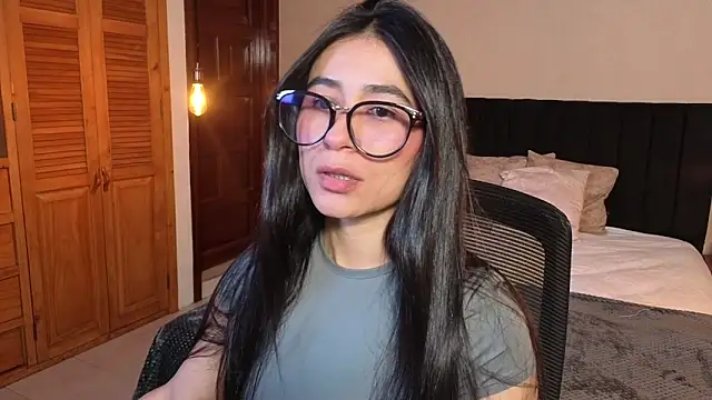 ChloeTurner  online show from April 27, 12:36 pm