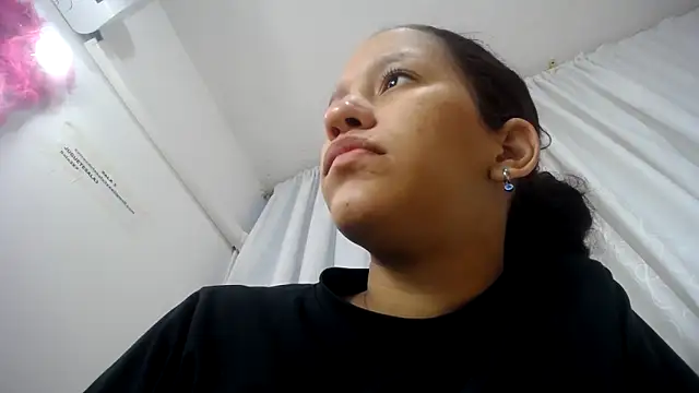 Snapshot of LAURA_SMIITH chatting on February 12, 9:20 am LAURA SMIITH online show from February 12, 9:20 am
