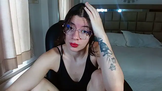 zoecruzz online show from November 29, 3:15 pm