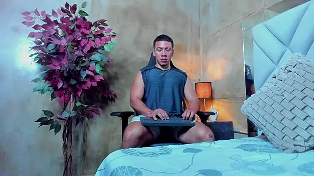 Snapshot of marc_ginale chatting on October 28, 1:20 am marc ginale online show from October 28, 1:20 am