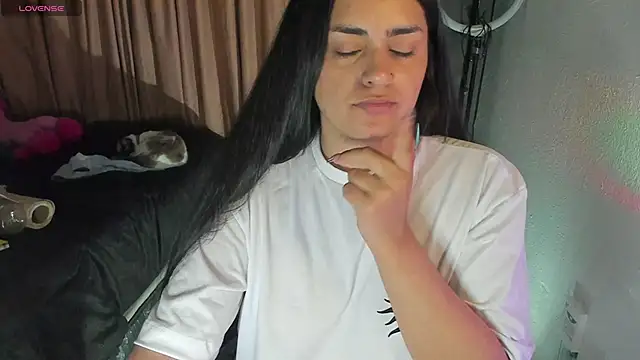 Snapshot of _laina_ chatting on December 9, 6:12 am laina online show from December 9, 6:12 am