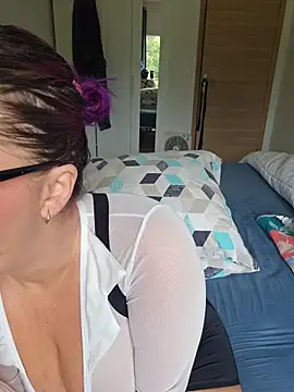 Snapshot of Chaudesquirt chatting on June 5, 9:15 am Chaudesquirt online show from June 5, 9:15 am