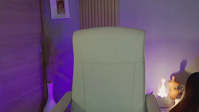 Alessia-miller  online show from January 3, 9:05 pm