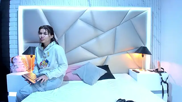 Snapshot of Bonny_Bonss chatting on February 7, 11:12 am Bonny Bonss online show from February 7, 11:12 am