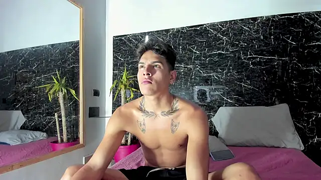 Snapshot of Couplehot__1 chatting on December 6, 3:30 am Couplehot 1 online show from December 6, 3:30 am