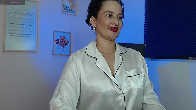 Snapshot of lucy_diiaz chatting on January 5, 2:38 am lucy diiaz online show from January 5, 2:38 am