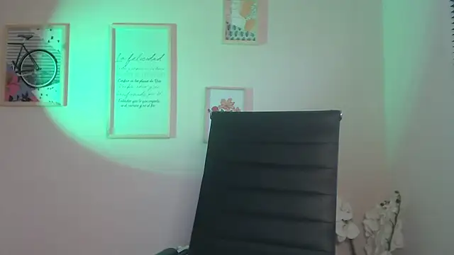 Snapshot of lucy_diiaz chatting on February 12, 8:50 pm lucy diiaz online show from February 12, 8:50 pm