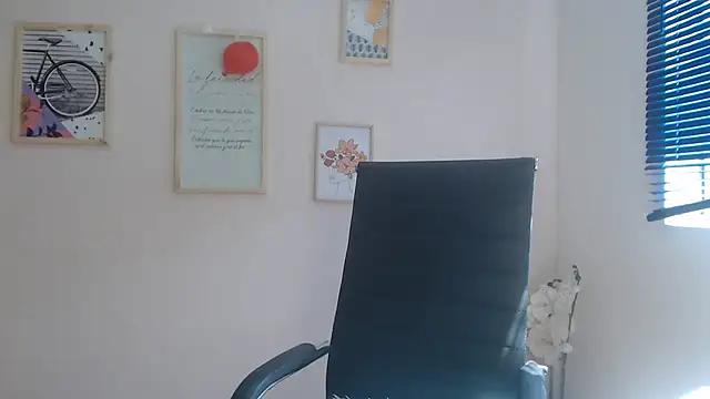 Snapshot of lucy_diiaz chatting on March 3, 6:44 pm lucy diiaz online show from March 3, 6:44 pm