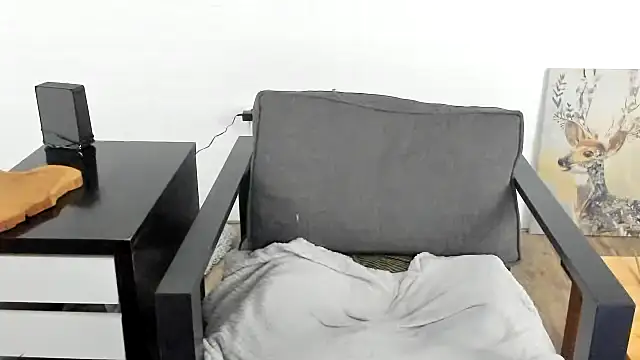 Snapshot of MendiPetite chatting on February 18, 10:03 pm MendiPetite online show from February 18, 10:03 pm