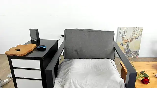 Snapshot of MendiPetite chatting on February 21, 10:07 am MendiPetite online show from February 21, 10:07 am