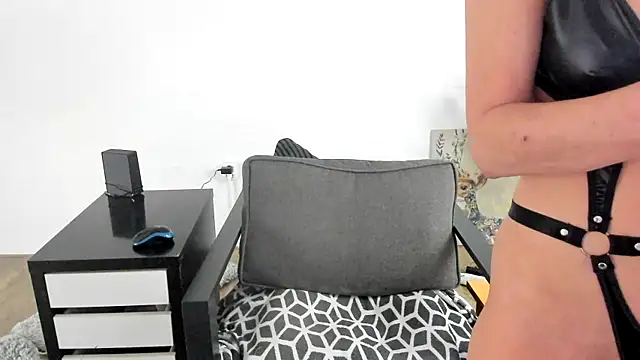 Snapshot of MendiPetite chatting on March 7, 9:51 am MendiPetite online show from March 7, 9:51 am