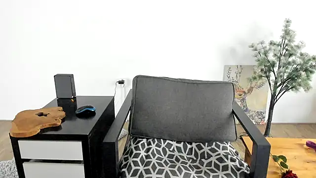 Snapshot of MendiPetite chatting on March 18, 9:32 pm MendiPetite online show from March 18, 9:32 pm