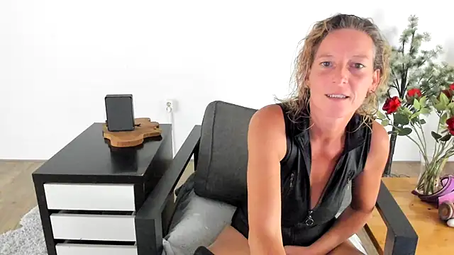 Snapshot of MendiPetite chatting on September 11, 8:31 pm MendiPetite online show from September 11, 8:31 pm