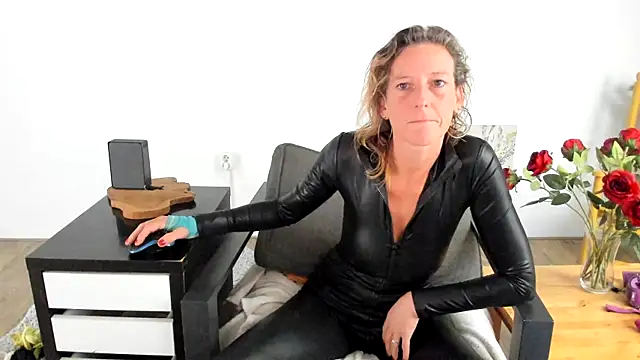 Snapshot of MendiPetite chatting on October 6, 7:39 am MendiPetite online show from October 6, 7:39 am