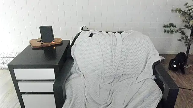 MendiPetite online show from March 16, 8:46 pm