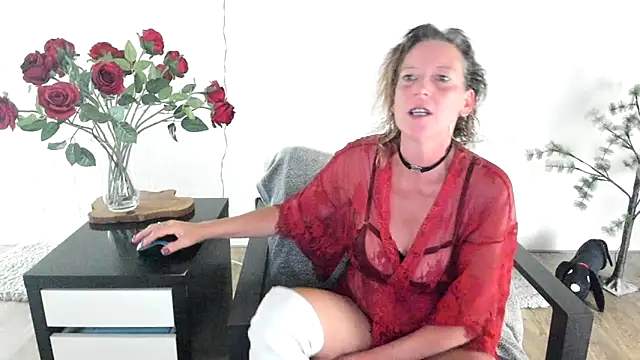 Snapshot of MendiPetite chatting on May 10, 7:52 pm MendiPetite online show from May 10, 7:52 pm
