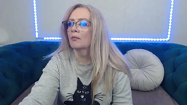 Snapshot of IvanaCharm chatting on May 4, 3:24 am IvanaCharm online show from May 4, 3:24 am