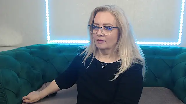 Snapshot of IvanaCharm chatting on May 12, 3:25 am IvanaCharm online show from May 12, 3:25 am
