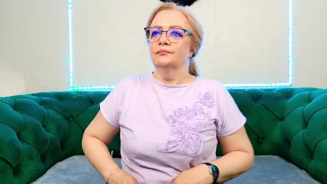 Snapshot of IvanaCharm chatting on June 25, 3:28 am IvanaCharm online show from June 25, 3:28 am