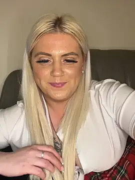 Blondiee3088 online show from December 5, 1:36 am