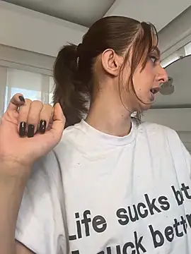 nicollefiorett online show from April 28, 10:04 pm