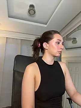 nicollefiorett online show from May 7, 11:10 pm