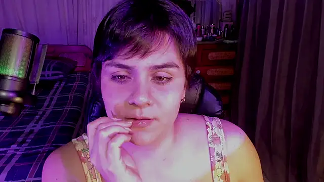 Snapshot of isabelacooperr chatting on August 4, 5:10 am isabelacooperr online show from August 4, 5:10 am