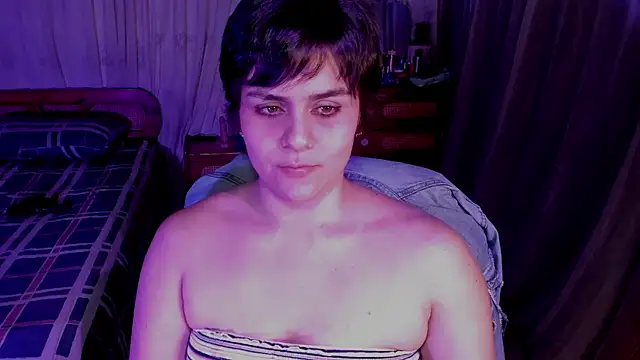 Snapshot of isabelacooperr chatting on August 6, 2:57 am isabelacooperr online show from August 6, 2:57 am