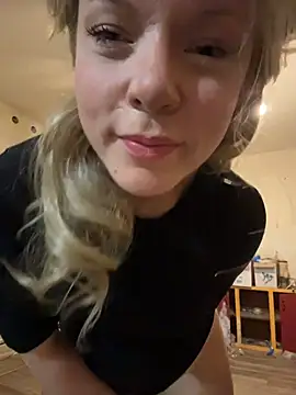 Snapshot of EllaSnow chatting on March 4, 7:58 am EllaSnow online show from March 4, 7:58 am