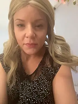 Snapshot of EllaSnow chatting on April 6, 5:25 pm EllaSnow online show from April 6, 5:25 pm