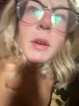 Snapshot of EllaSnow chatting on April 14, 4:46 pm EllaSnow online show from April 14, 4:46 pm